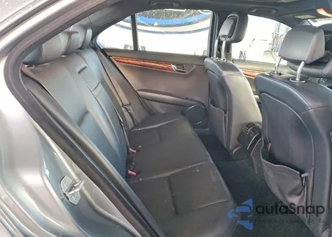 2010 Mercedes-Benz C 300 z USA, uszkodzony, nr VIN WDDGF5EB7AF428057